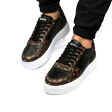 Chaussures sneakers monogrammé marron et noir à semelle blanche haute pour homme