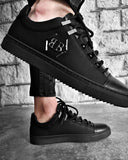 Chaussures Sneakers noir tendance avec logo metal et semelles noires crantée pour homme