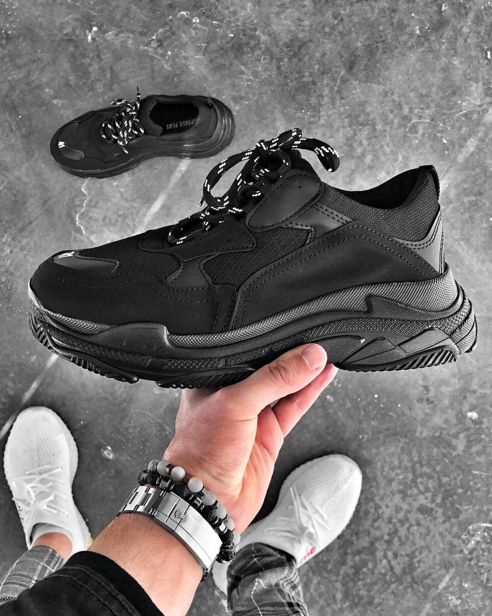 Chaussures Sneakers noir semelles noires forme épaisse stylé pour homme