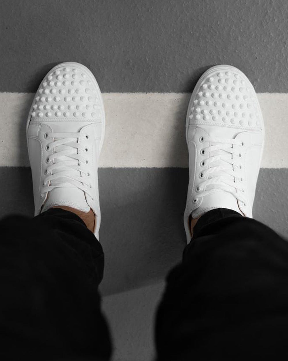 Chaussures sneakers basses blanches avec clous tendance de marque BB Salazar pour homme