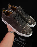Chaussures sneakers basses grises aspect daim suedine avec clous tendance BB Salazar homme