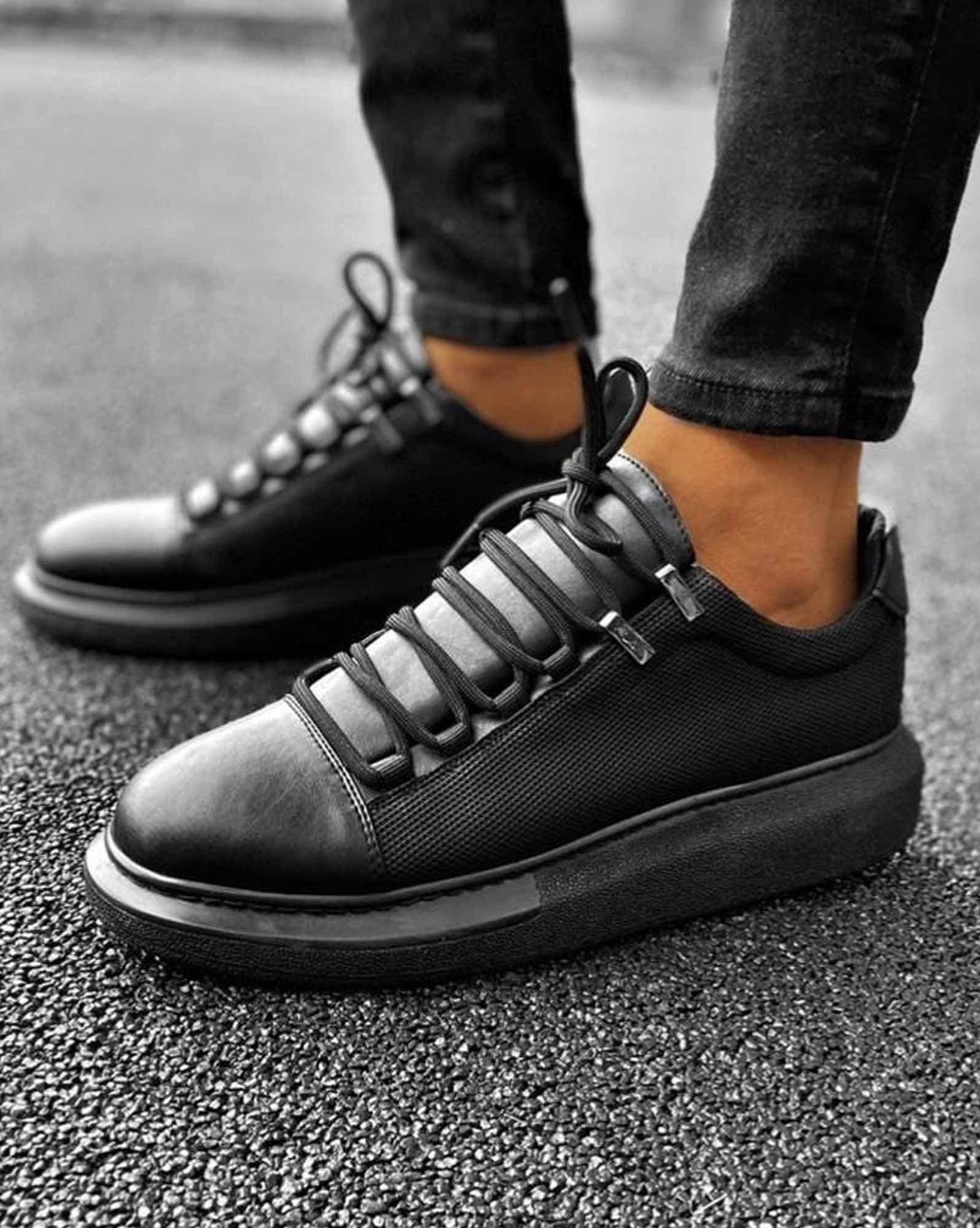 Men's sneakers with laces and black sole