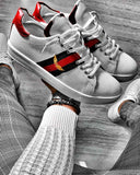 Chaussures sneakers blanches à bandes latérales et logo ailes brodé