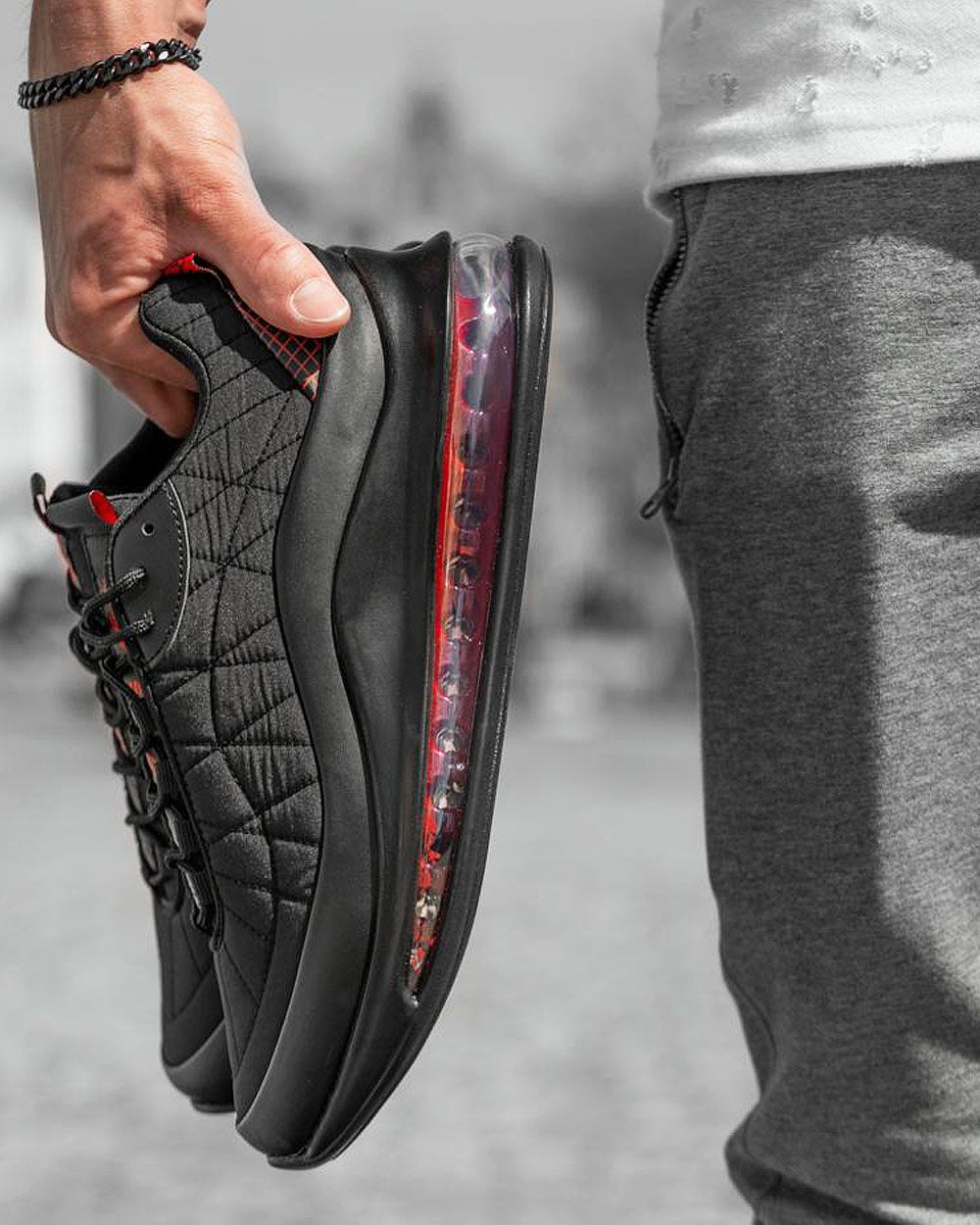 Chaussures Sneakers noir avec semelles intégrée effet bulles d'air rouge pour homme