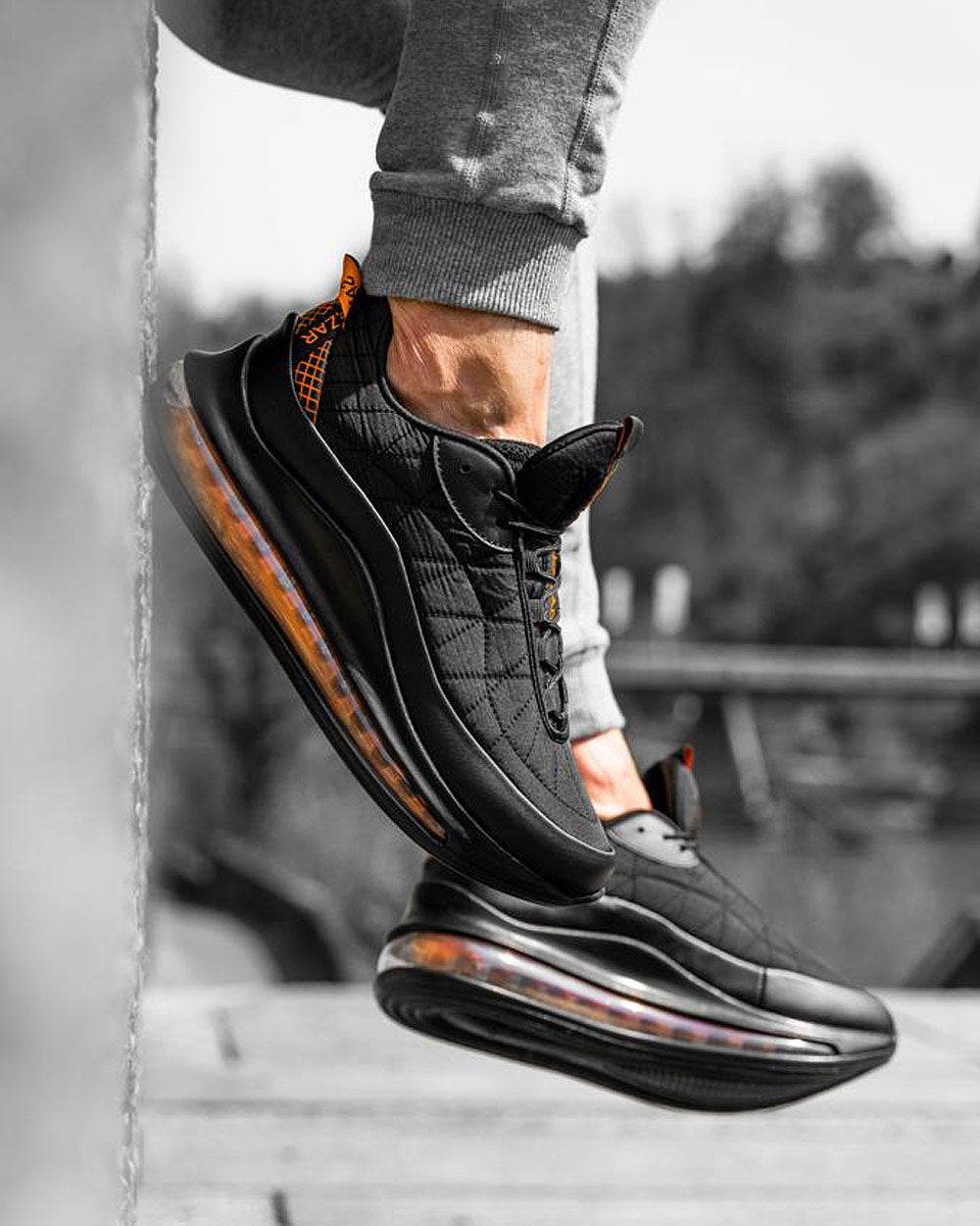 Black sneakers shoes with integrated orange air bubble effect insoles for men