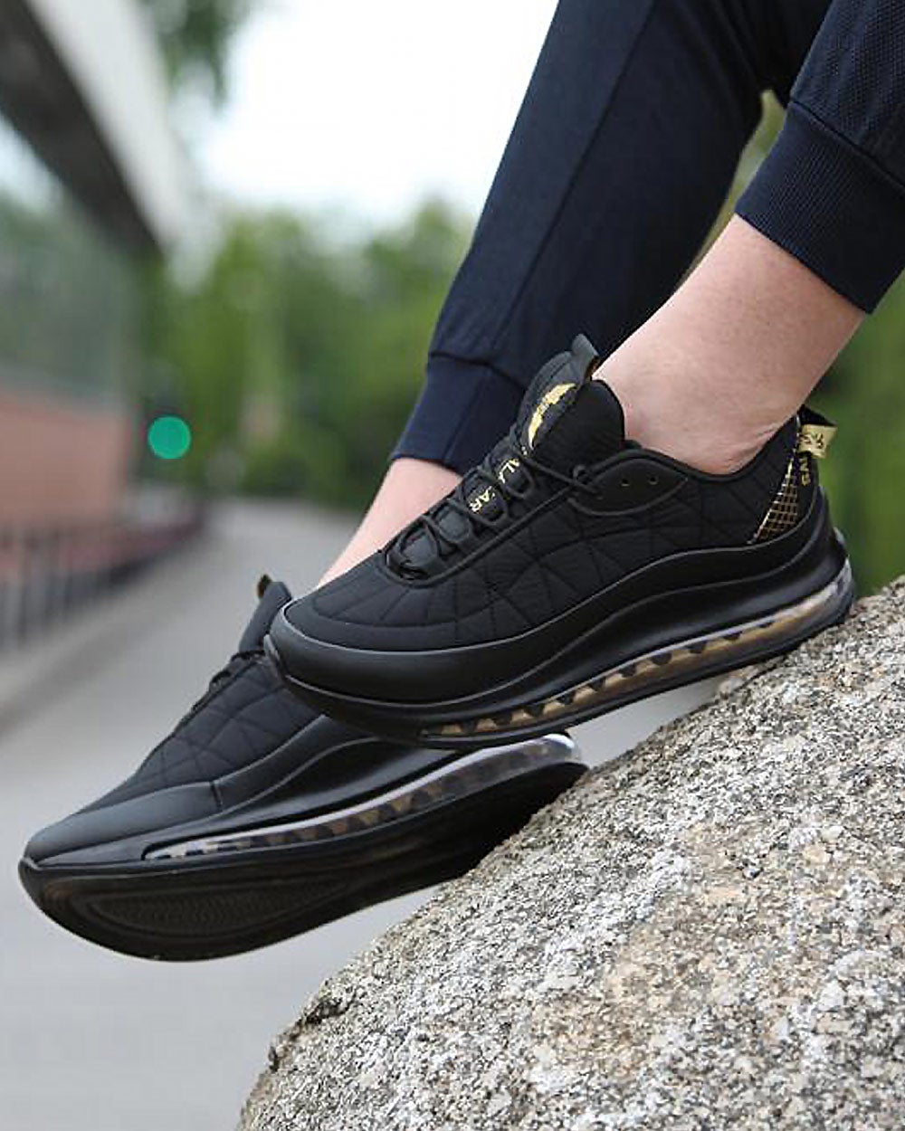 Chaussures Sneakers noir tendance semelles noires effet bulles d'air gris pour homme