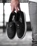Zapatos mocasín efecto piel serraje negro con calavera metálica y suela tipo deportiva para hombre
