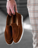 Zapatos mocasín marrón oscuro en piel serraje camel con suela de goma blanca para hombre