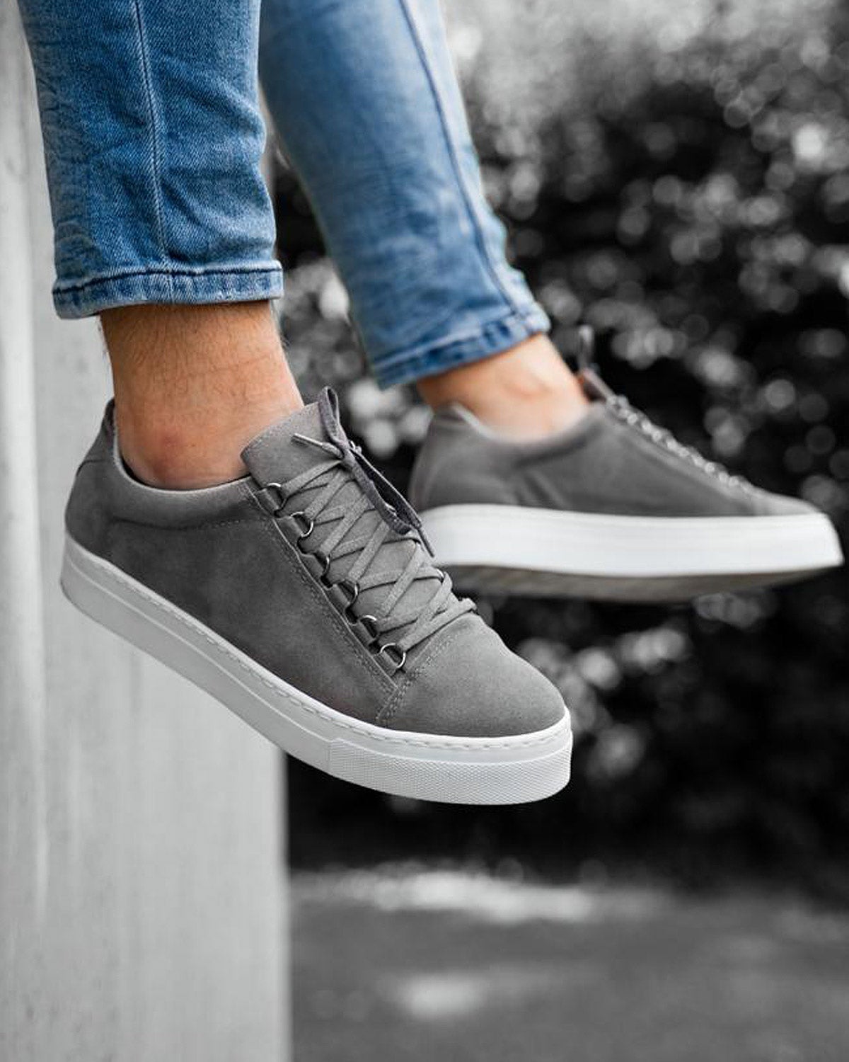 Chaussures type basket à lacets aspect cuir gris et semelle blanche pour homme