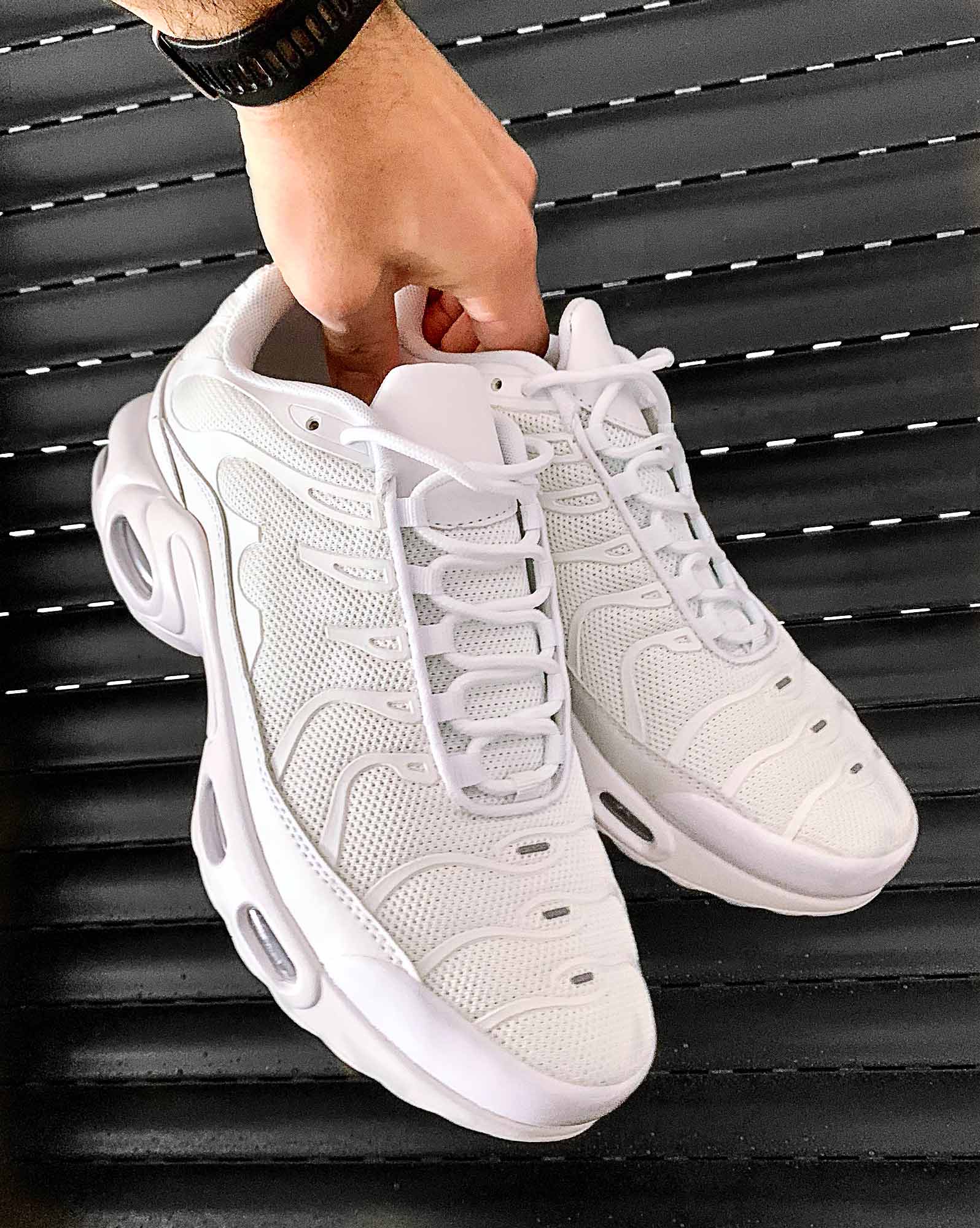White sneaker-type shoes with air bubble effect and support insert for men