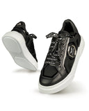 Zapatos negros Zapatillas de deporte modernas con cordones, inscripción e insignia de metal y suela blanca para hombre
