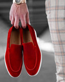 Zapatos mocasín rojos en piel serraje con suela de goma blanca para hombre