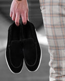 Zapatos mocasín negros en piel serraje con suela de goma blanca para hombre