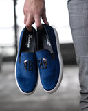 Zapatos mocasín efecto ante azul con calavera metálica y suela tipo deportiva para hombre