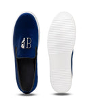 Zapatos mocasín efecto ante azul con calavera metálica y suela tipo deportiva para hombre